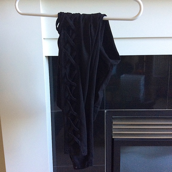 black leggings with criss cross design - Picture 2 of 3